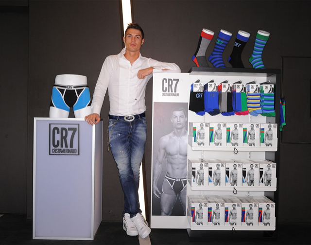 Cristiano et quelques exemples de vêtements de sa nouvelle marque CR7