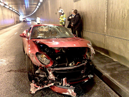 Photo de la voiture de Cristiano après le choc contre le mur du tunnel