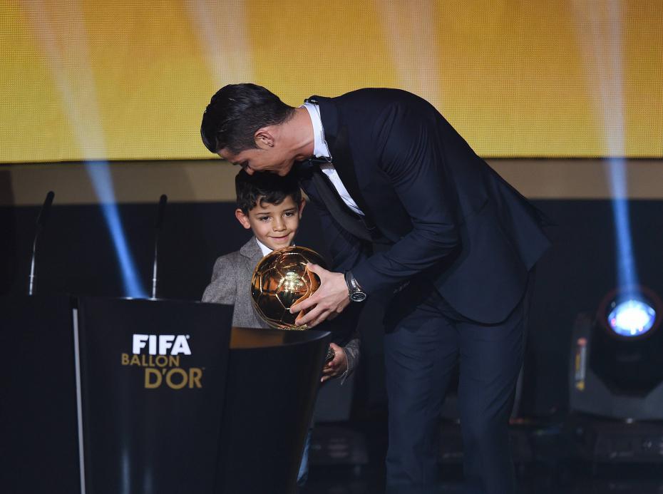 Cristiano et cristiano Jr a la remise du 3ème ballon d'or du talentueux footballeur en 2014